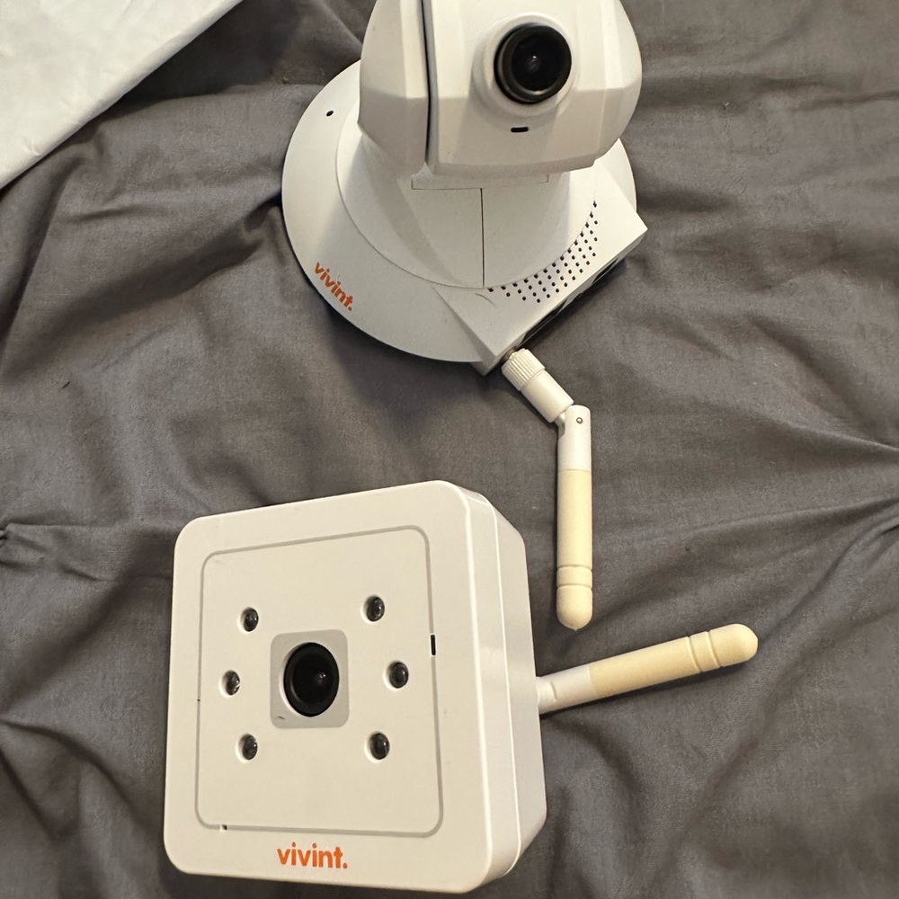 Vivint White Surveillance Camera Duo